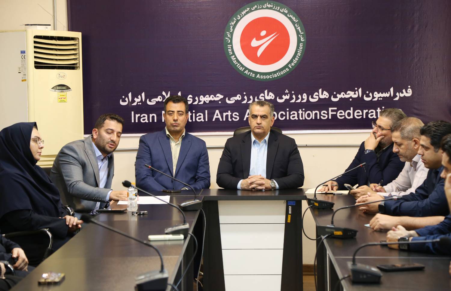 نشست صمیمانه رئیس فدراسیون با کارکنان؛ تأکید بر همدلی، پاسخگویی و انضباط سازمانی
